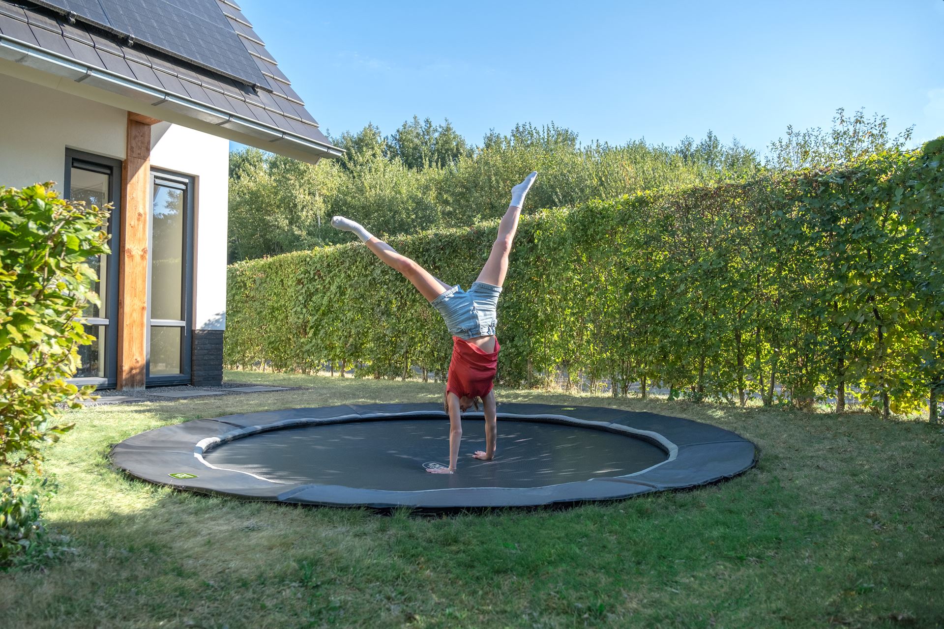 EXIT-Dynamic-groundlevel-sports-trampoline-366cm-zwart