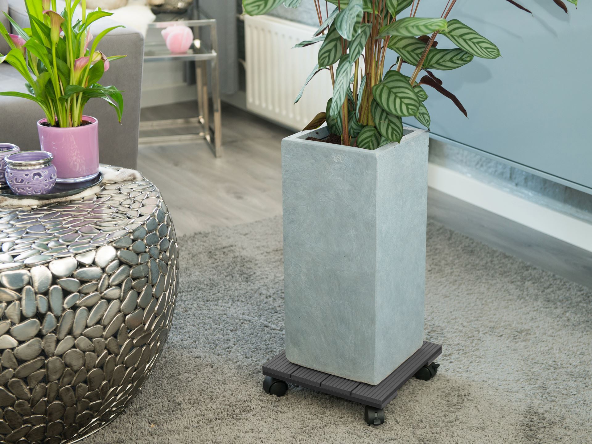 Planttrolley-WPC-antraciet-draaggewicht-50-kg-4-PP-40-mm-wielen-2-met-remmen-H7-x-30-x-30-cm