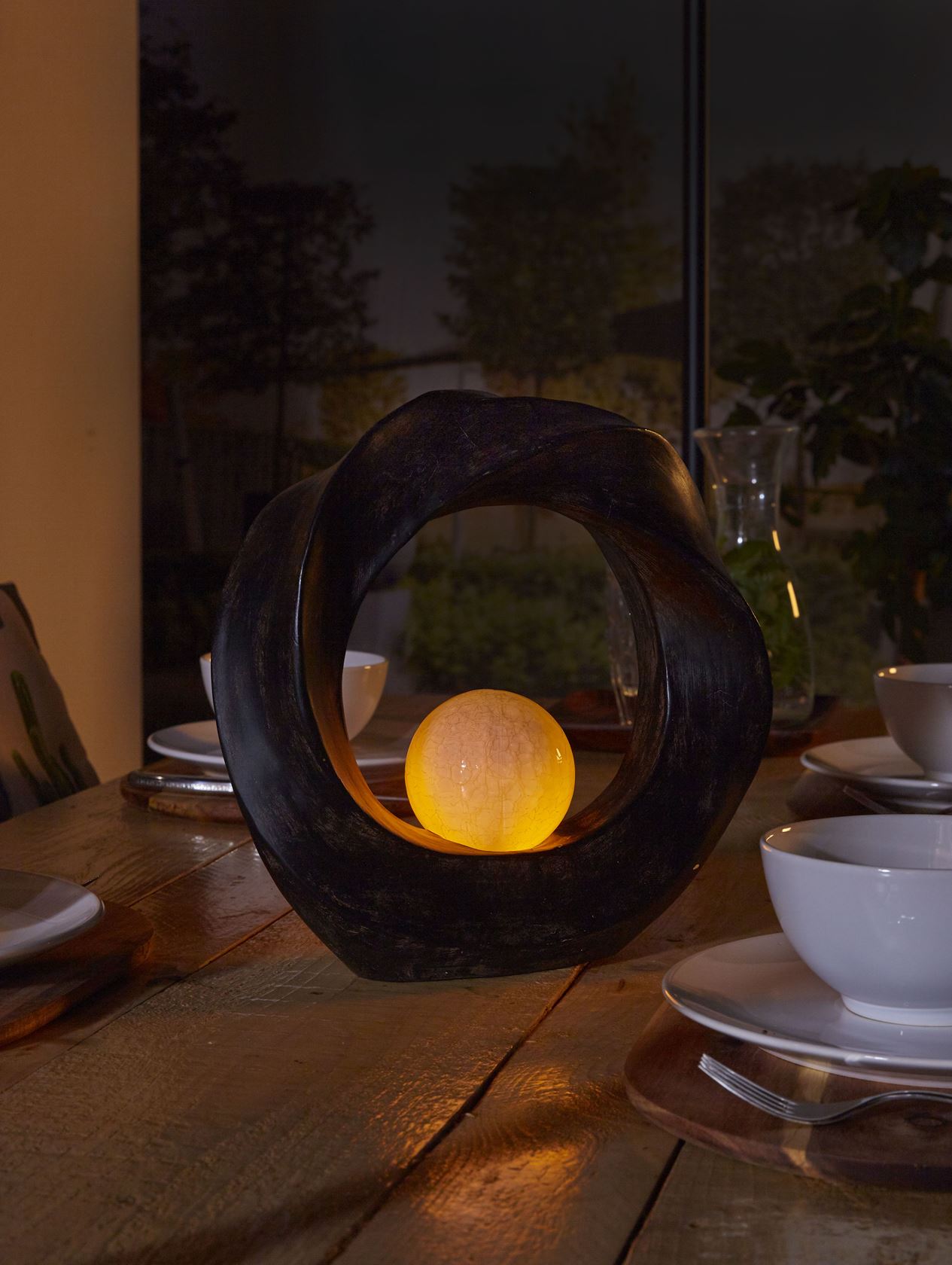 Tuinlamp-LED-solar-cresent-zwart-met-vlameffect