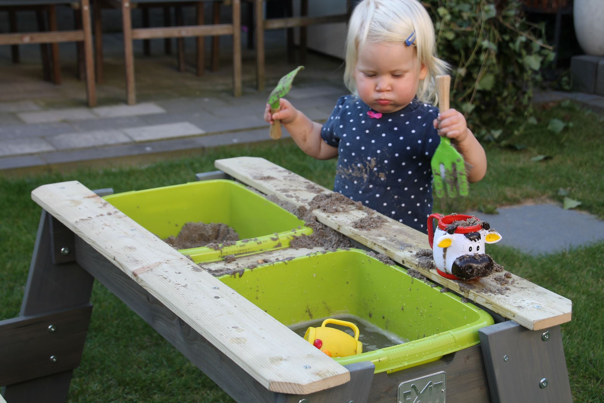 EXIT-Aksent-zand-water-en-picknicktafel-1-bankje-