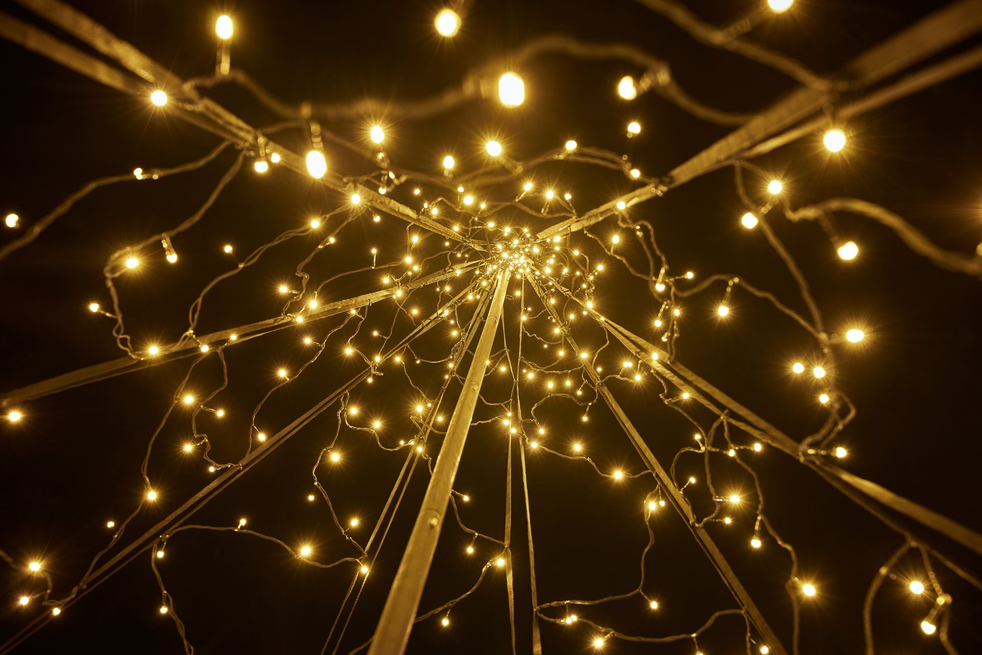 Fairybell-kerstverlichting-kerstboom-buiten-met-vlaggenmast-400CM-hoog-640-LED-lampjes-in-warmwitte-