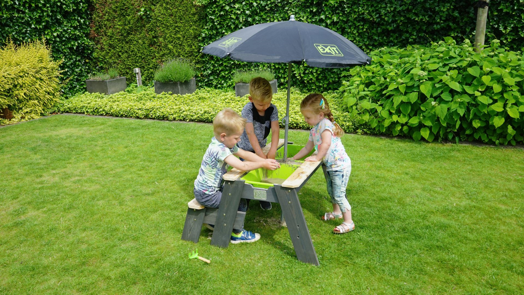 EXIT Aksent sand, water and picnic table (1 bench) with parasol and garden tools