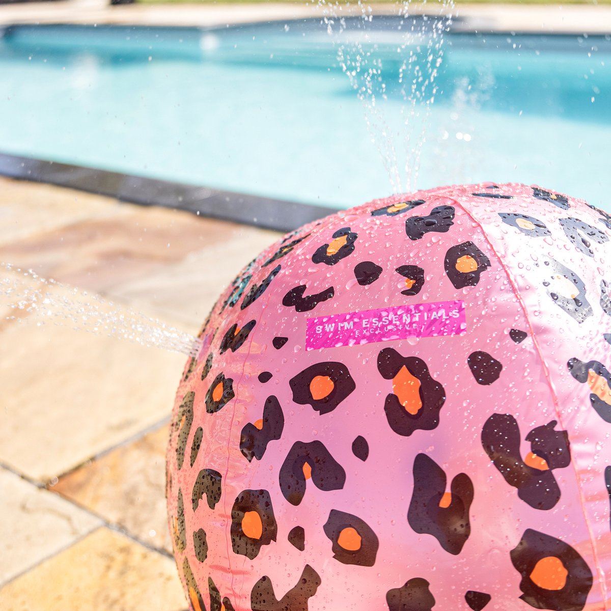 Swim Essentials inflatable beach ball with water sprayer Leopard print - rose gold - Ø57cm