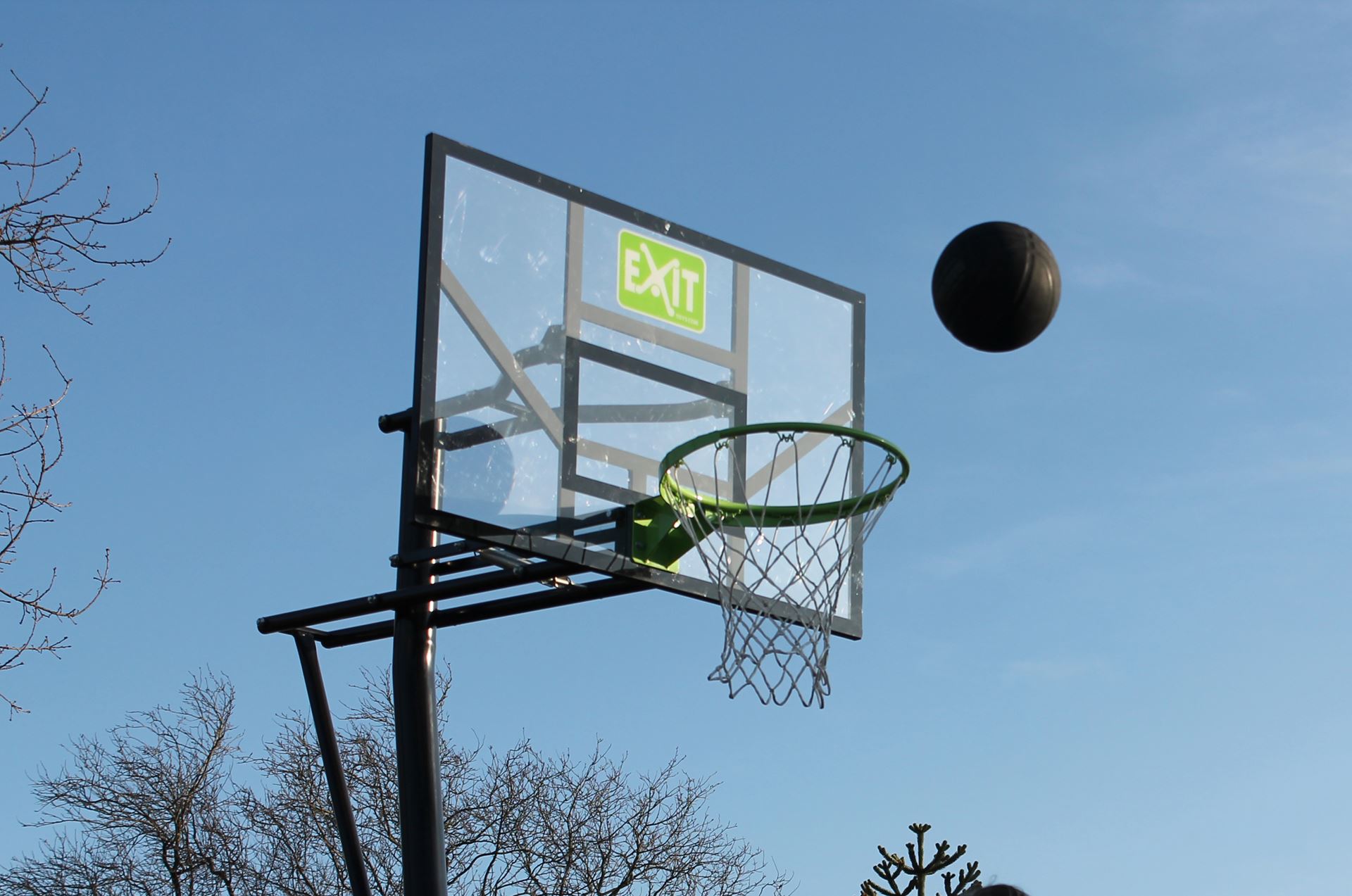 EXIT-Galaxy-verplaatsbaar-basketbalbord-op-wielen-groen-zwart