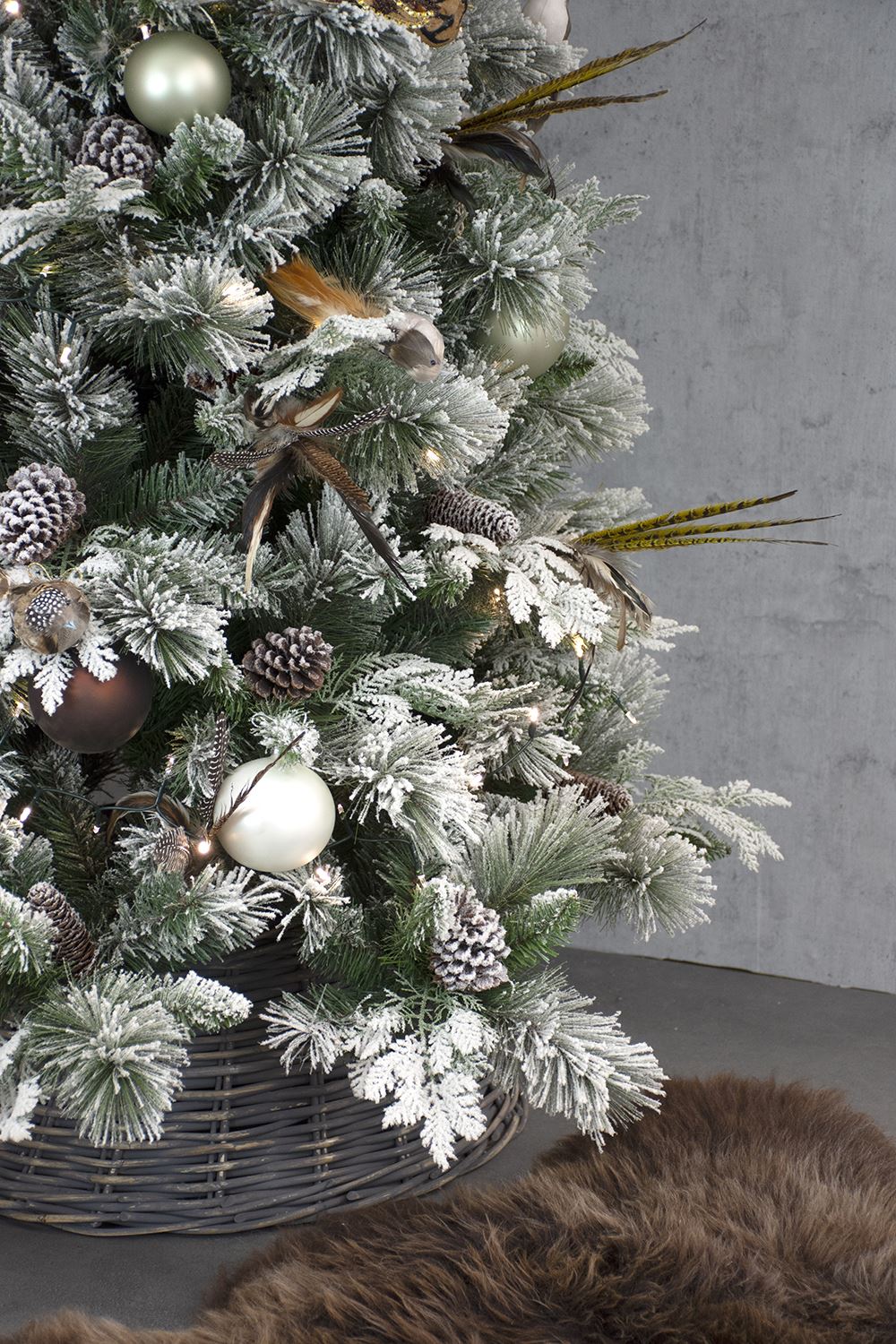 Snowy-Bedford-Pine-Hinged-213cm-Cedar-Leaves-Cones
