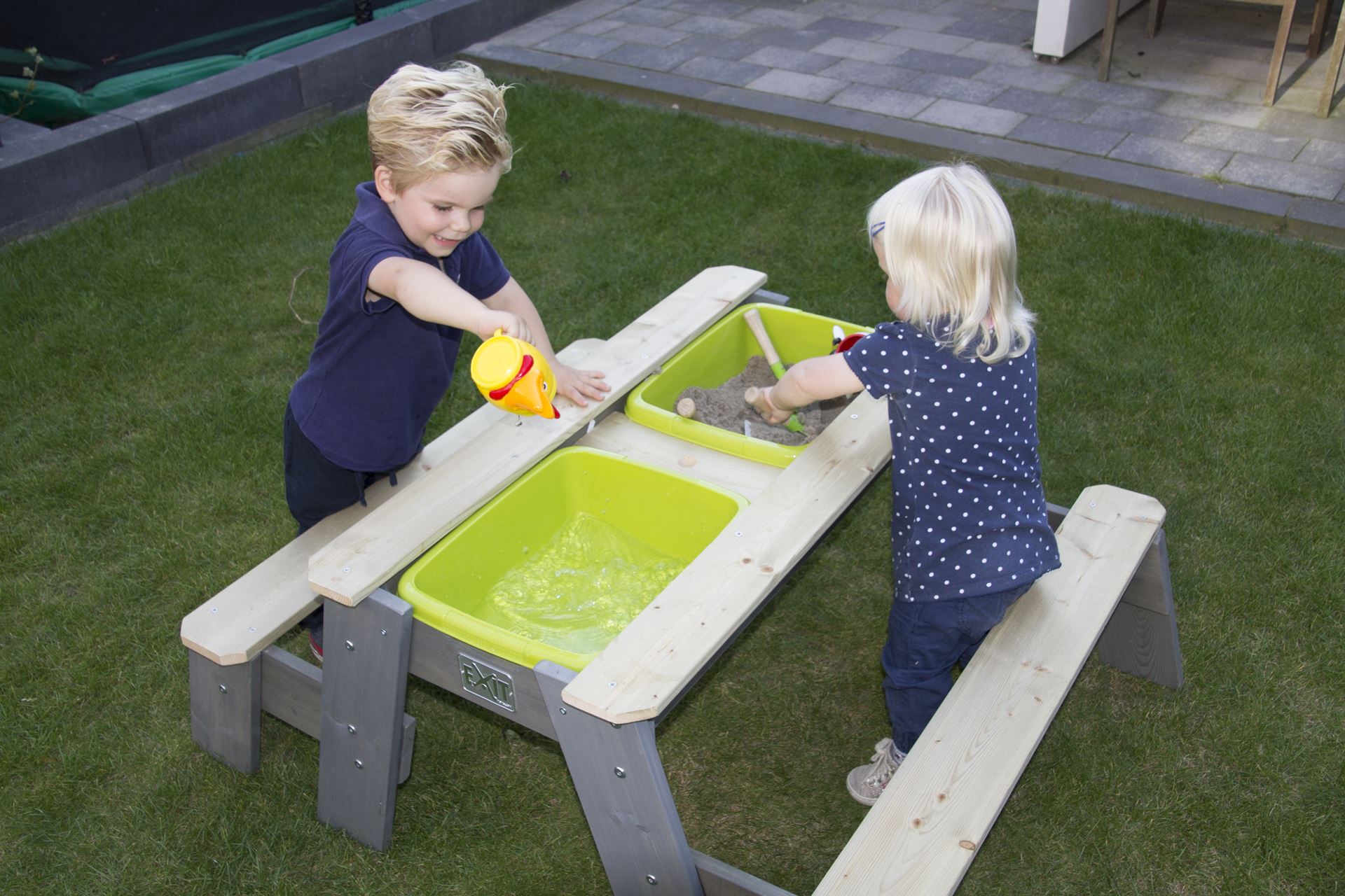 EXIT-Aksent-zand-water-en-picknicktafel-2-bankjes-