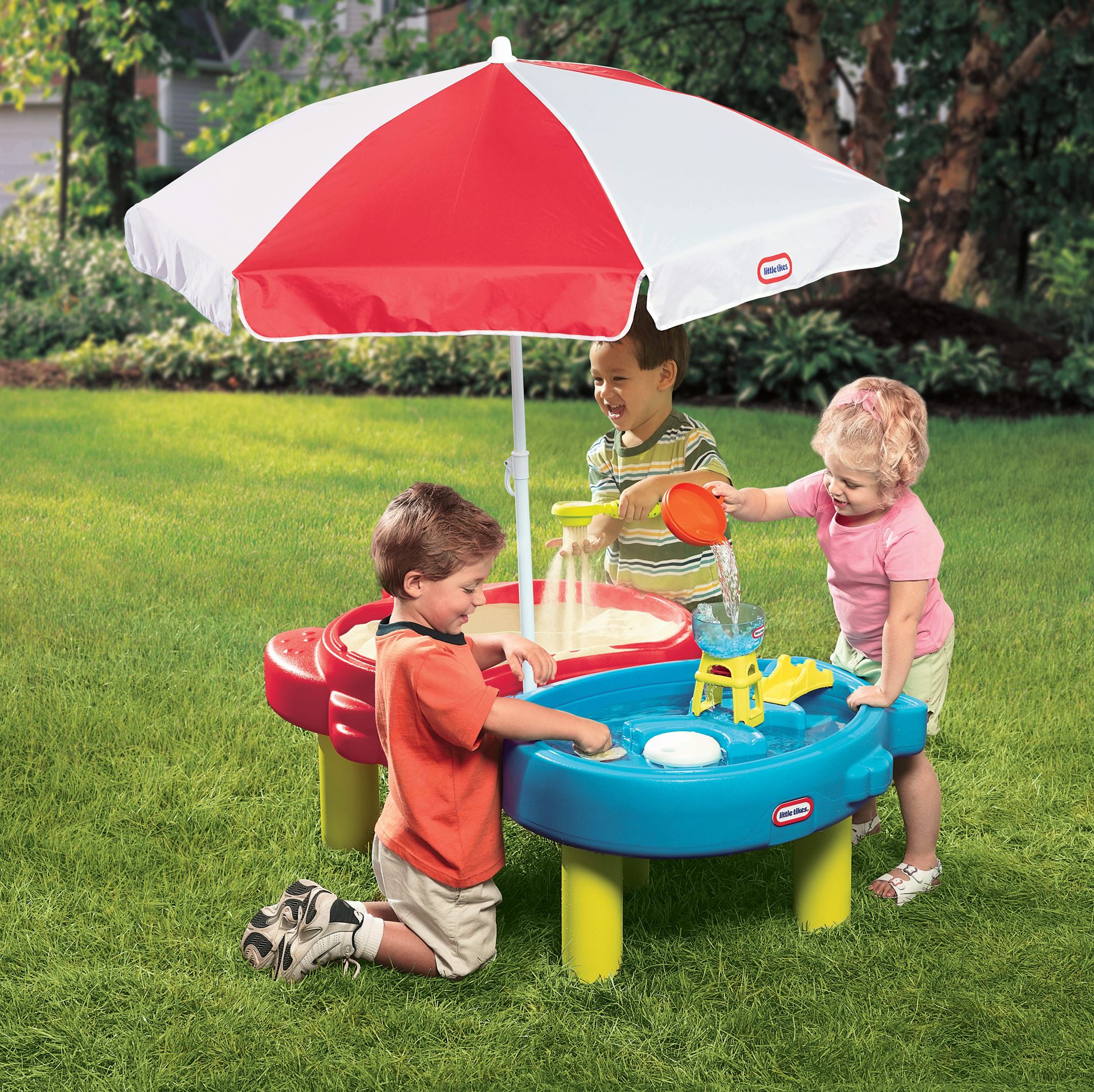 Little-Tikes-zand-en-watertafel-zee-met-parasol-en-accessoires