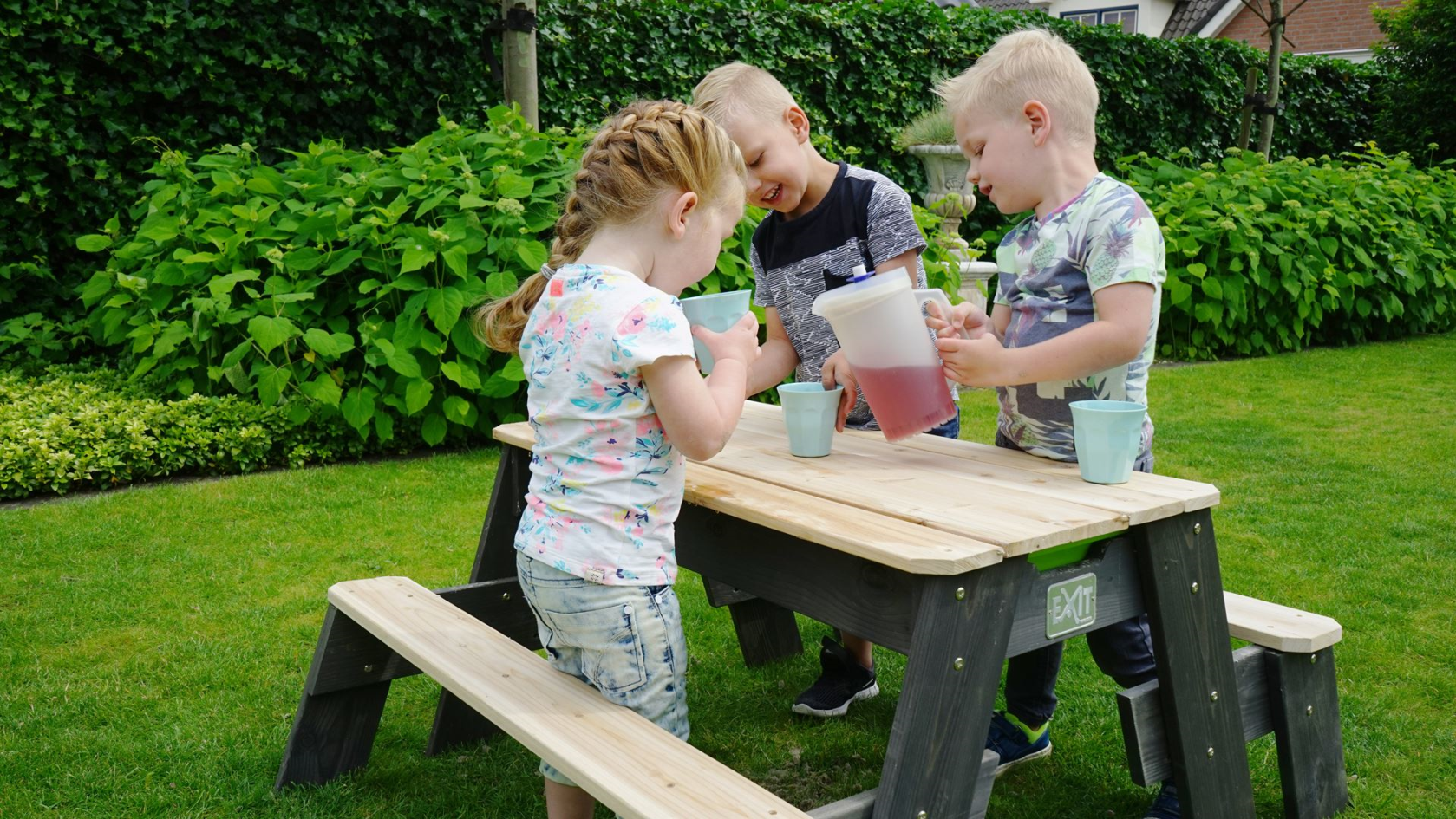 EXIT Aksent sand, water and picnic table (2 benches)