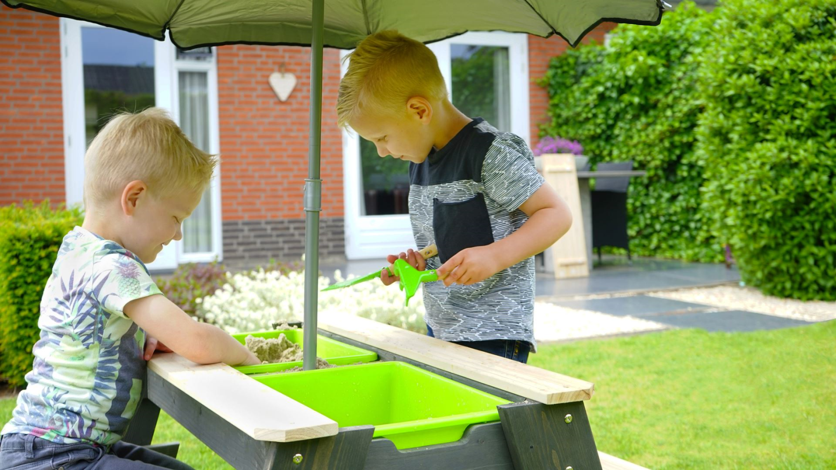 EXIT Aksent sand, water and picnic table (2 benches) with parasol and garden tools