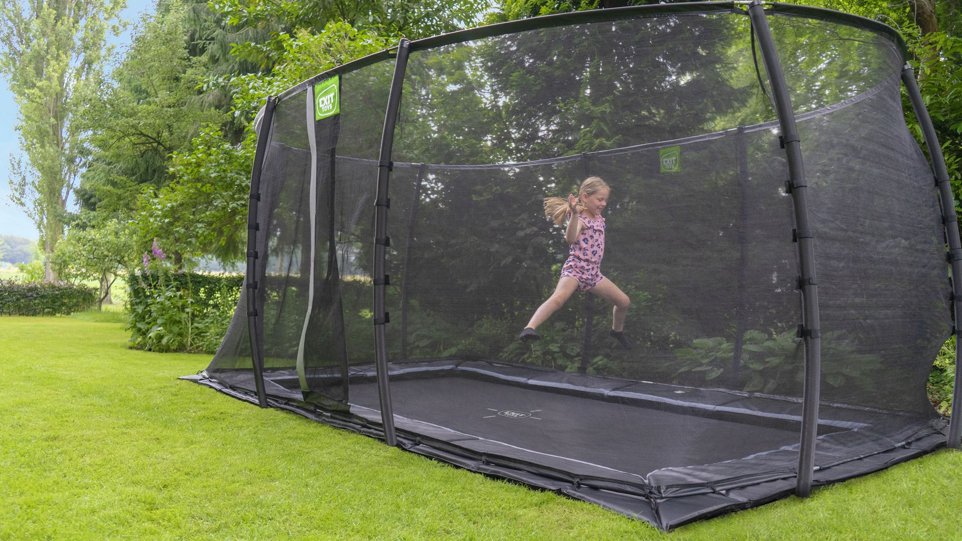 EXIT-Dynamic-groundlevel-trampoline-244x427cm-met-veiligheidsnet-zwart