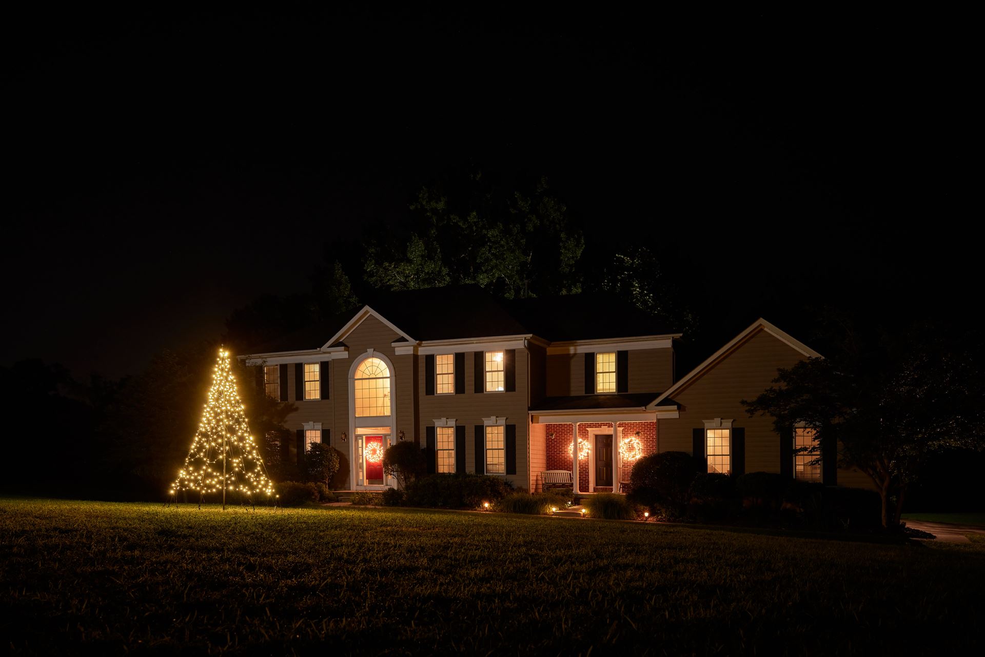 Fairybell-kerstverlichting-kerstboom-buiten-met-vlaggenmast-300CM-hoog-480-LED-lampjes-in-warmwitte-