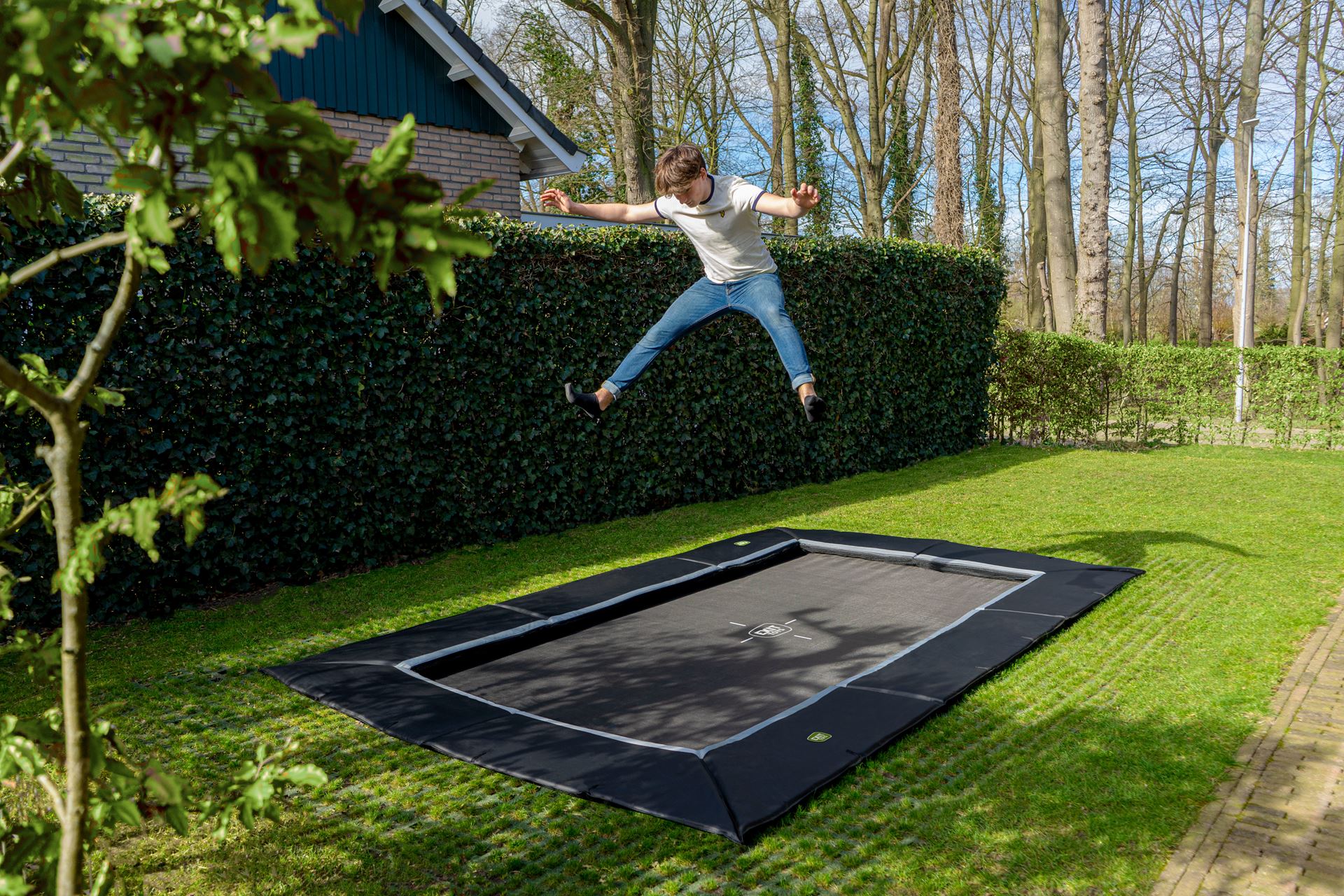 EXIT-Dynamic-groundlevel-trampoline-244x427cm-met-Freezone-veiligheidstegels-zwart