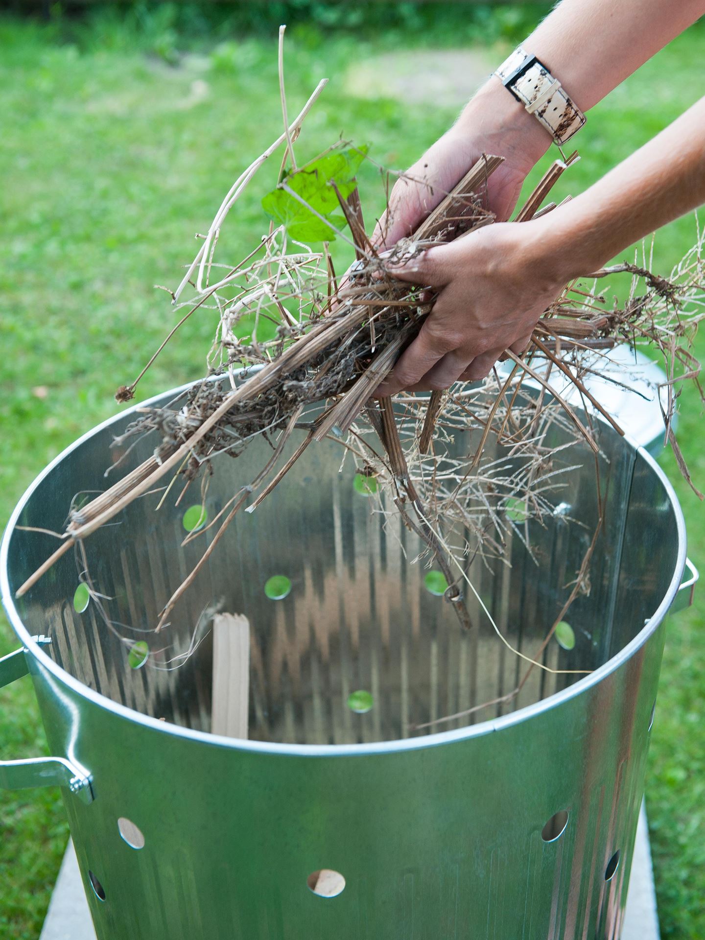 Traditionele-tuin-verbrandingsoven-met-deksel-verzinkt-H72x-46cm