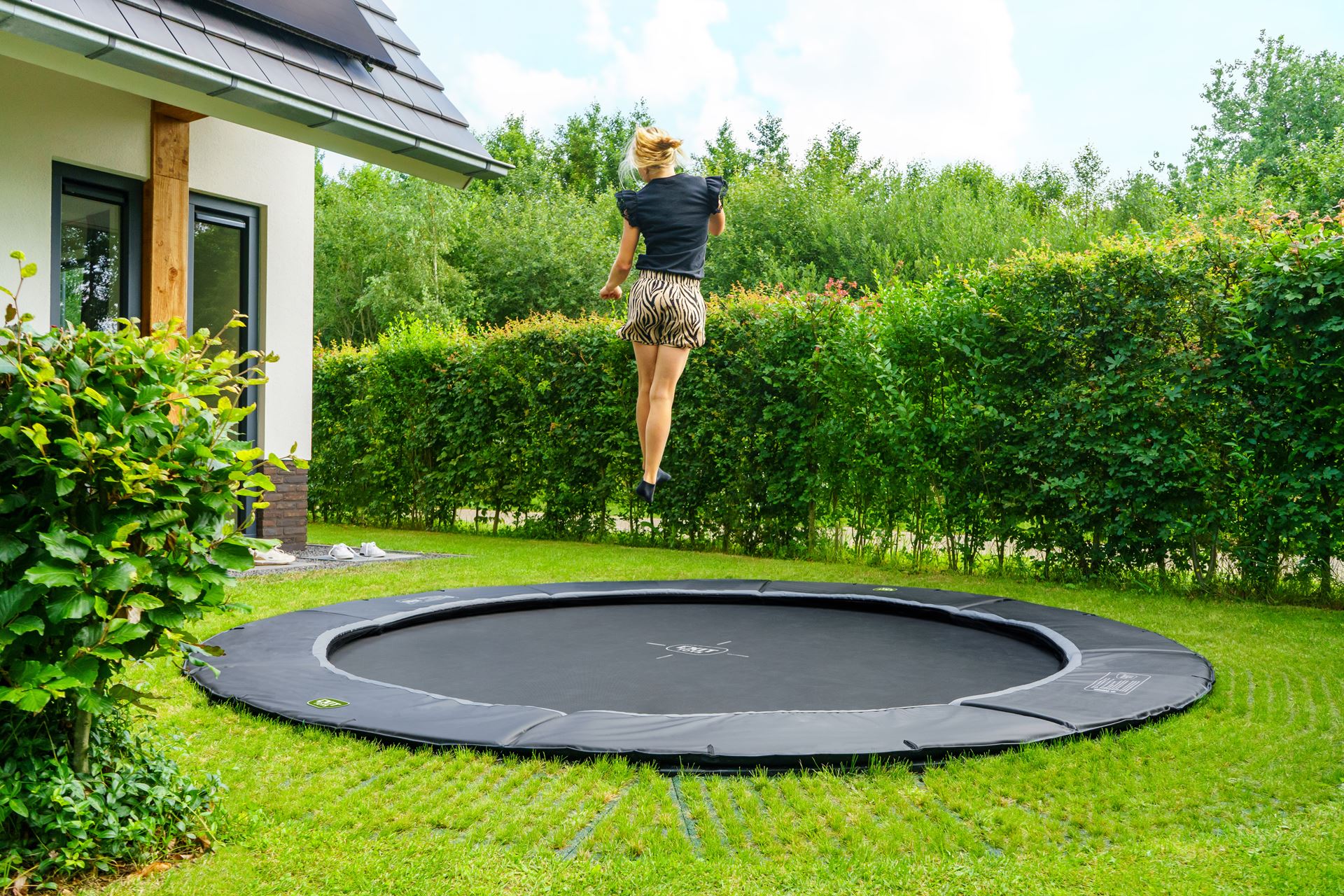 EXIT-Dynamic-groundlevel-trampoline-366cm-met-Freezone-veiligheidstegels-zwart