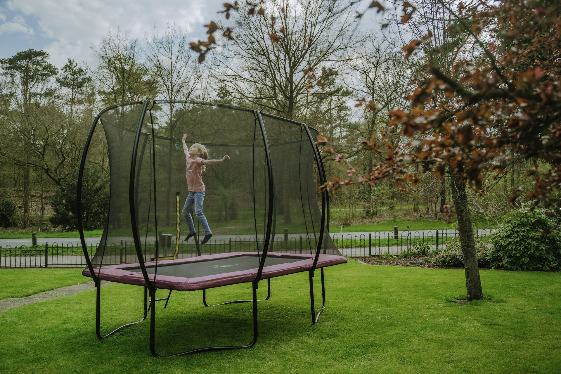 EXIT-Silhouette-trampoline-214x305cm-roze