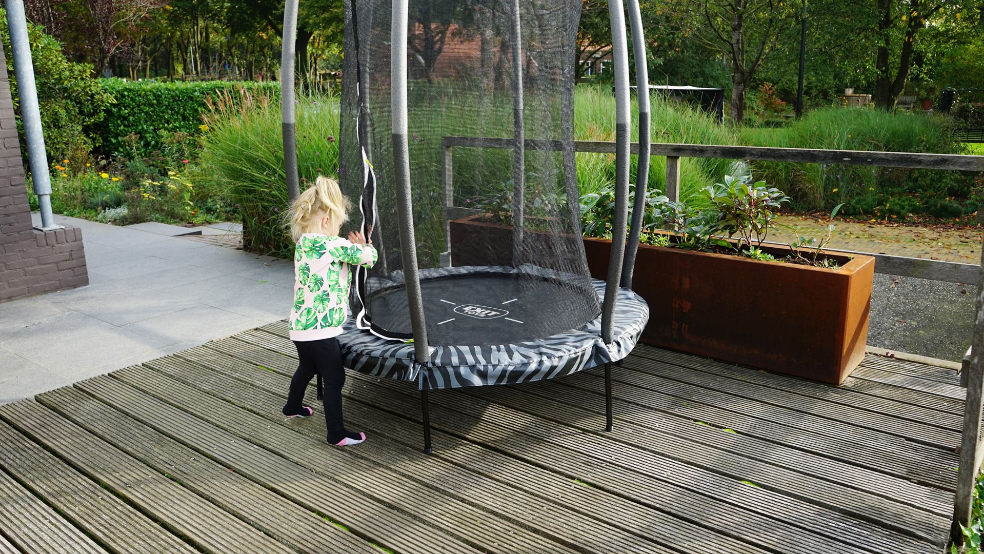 EXIT-Tiggy-junior-trampoline-met-veiligheidsnet-140cm-zwart-grijs