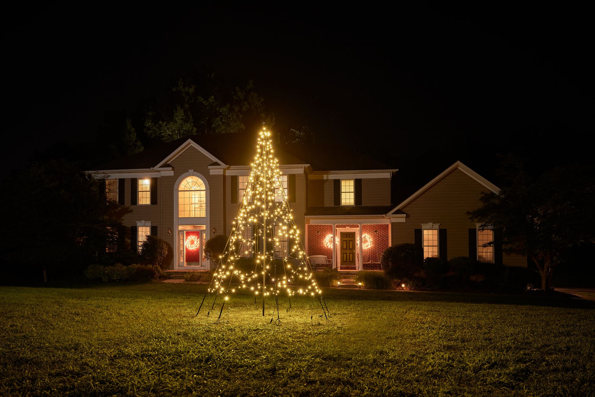 Fairybell-kerstverlichting-kerstboom-buiten-met-vlaggenmast-300CM-hoog-480-LED-lampjes-in-warmwitte-
