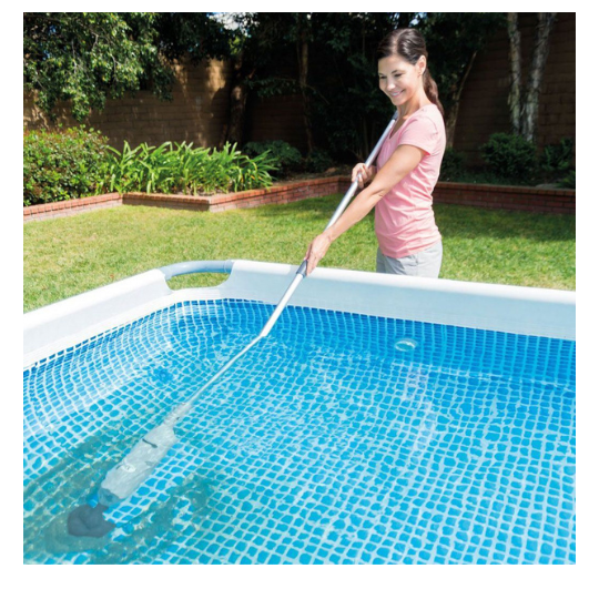 femme nettoie piscine avec aspirateur de piscine telescopique