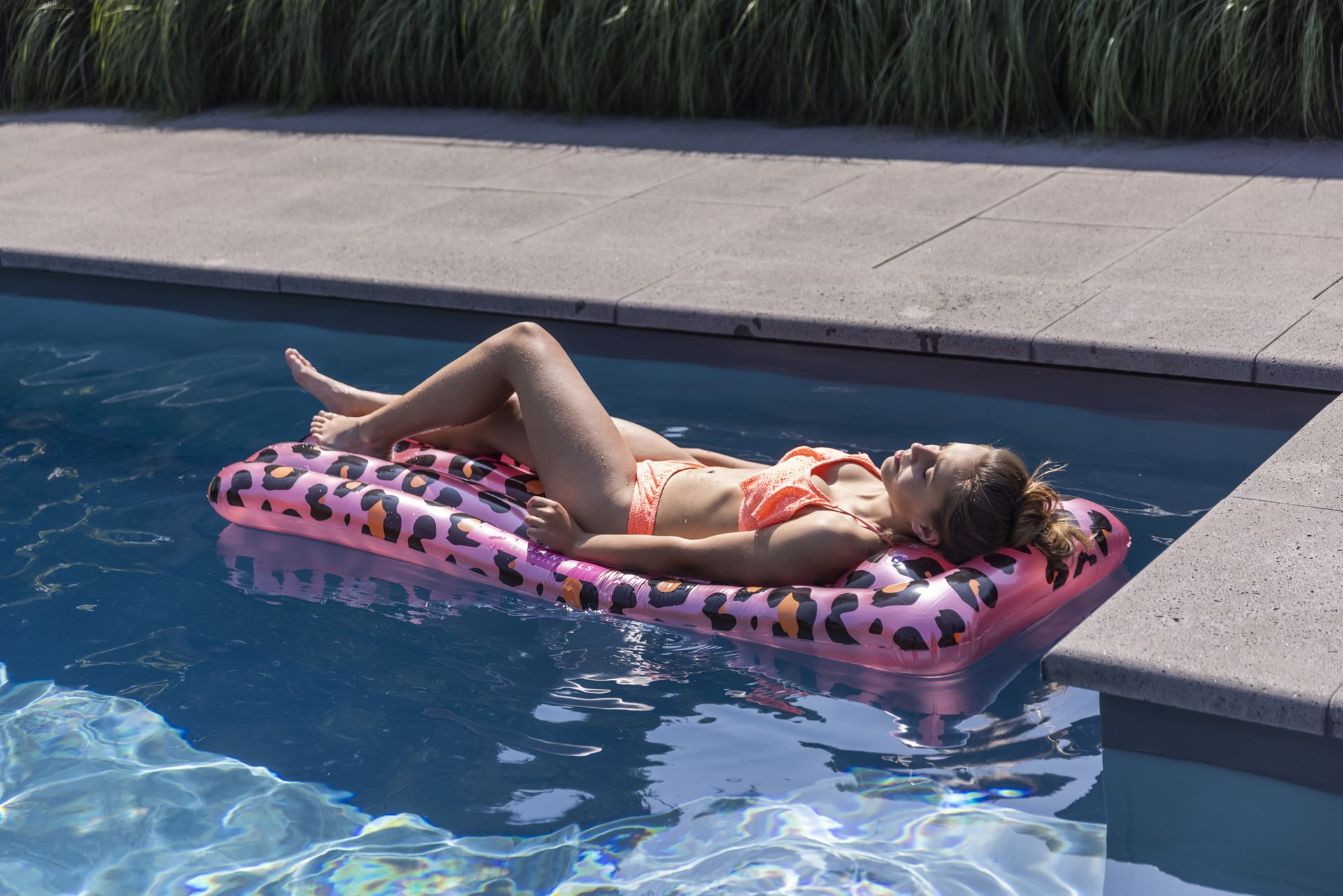 Luchtmatras-zwembad-rozegoud-pantermotief-luxe-versie