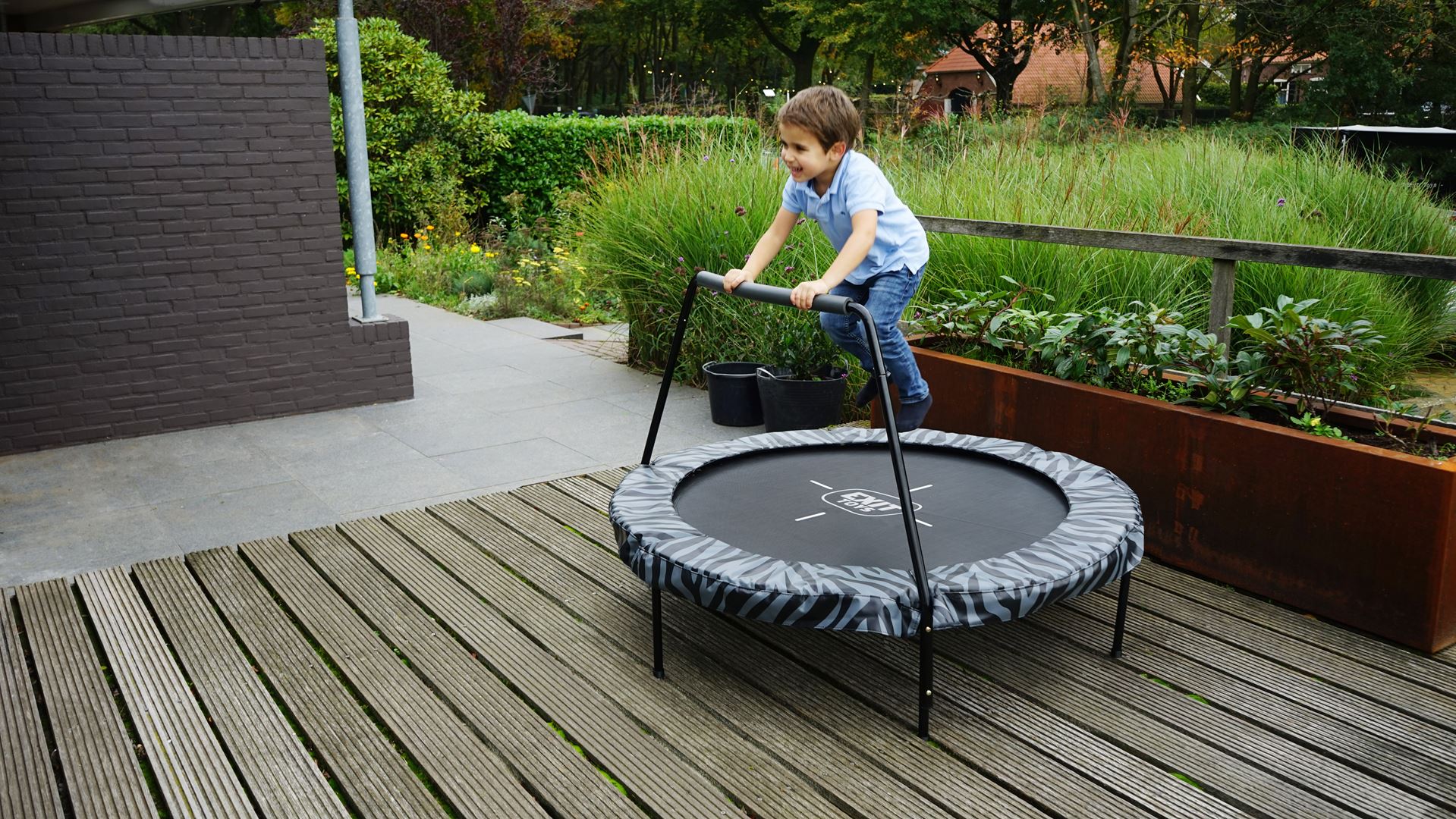 EXIT-Tiggy-junior-trampoline-met-beugel-140cm-zwart-grijs