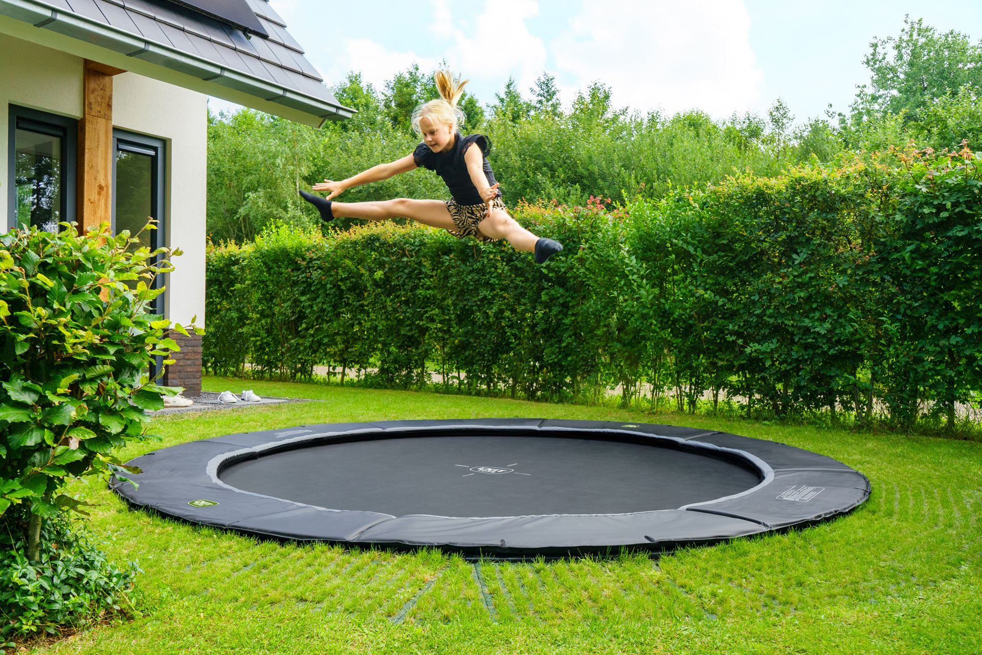 EXIT-Dynamic-groundlevel-trampoline-366cm-met-Freezone-veiligheidstegels-zwart