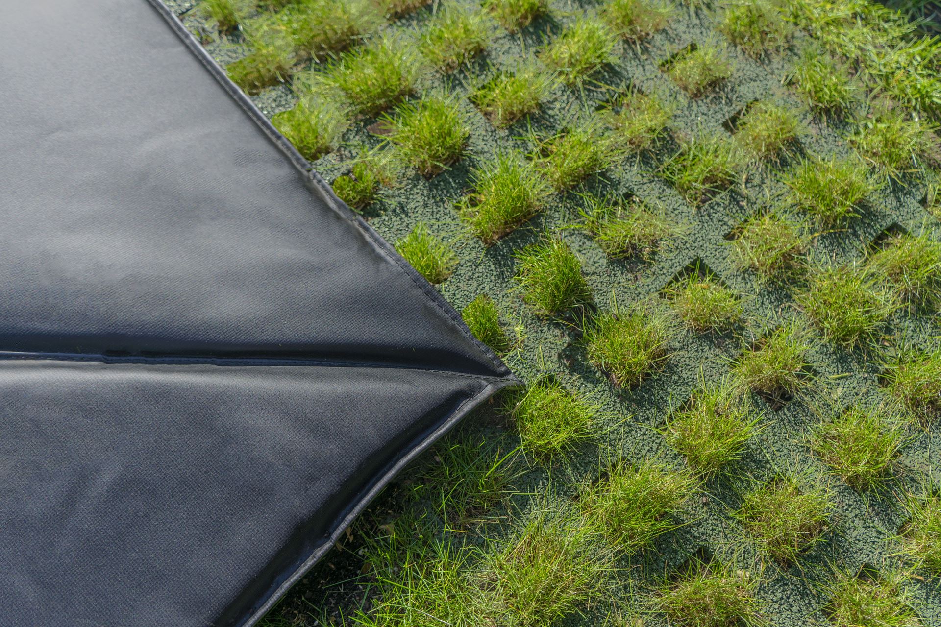 EXIT-Dynamic-groundlevel-trampoline-244x427cm-met-Freezone-veiligheidstegels-zwart