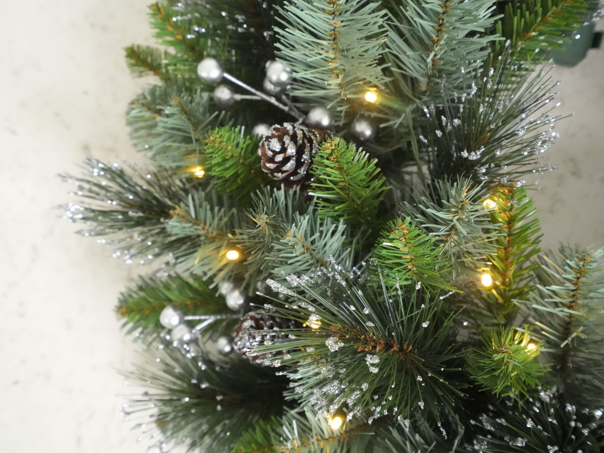 Glittery-Silver-Crestwood-Wreath-d61-50LB