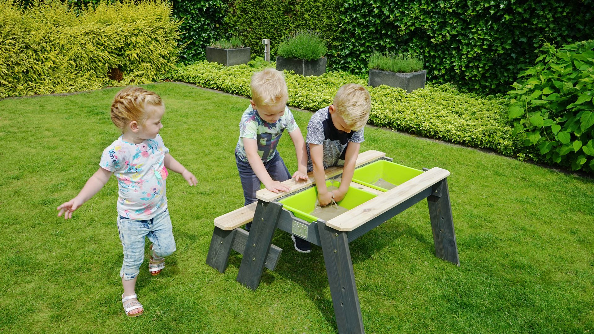 EXIT-Aksent-zand-water-en-picknicktafel-1-bankje-