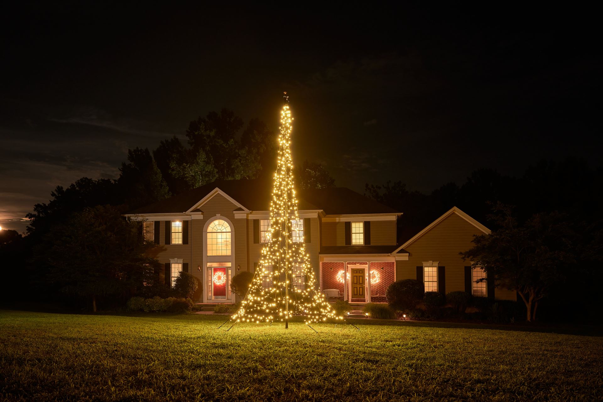 Fairybell-kerstverlichting-kerstboom-6m-hoog-900-LED-lampjes-in-warmwitte-kleur-voor-buiten