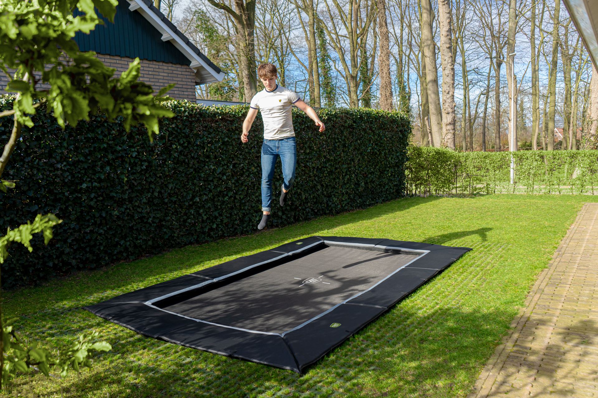 EXIT-Dynamic-groundlevel-trampoline-244x427cm-met-Freezone-veiligheidstegels-zwart
