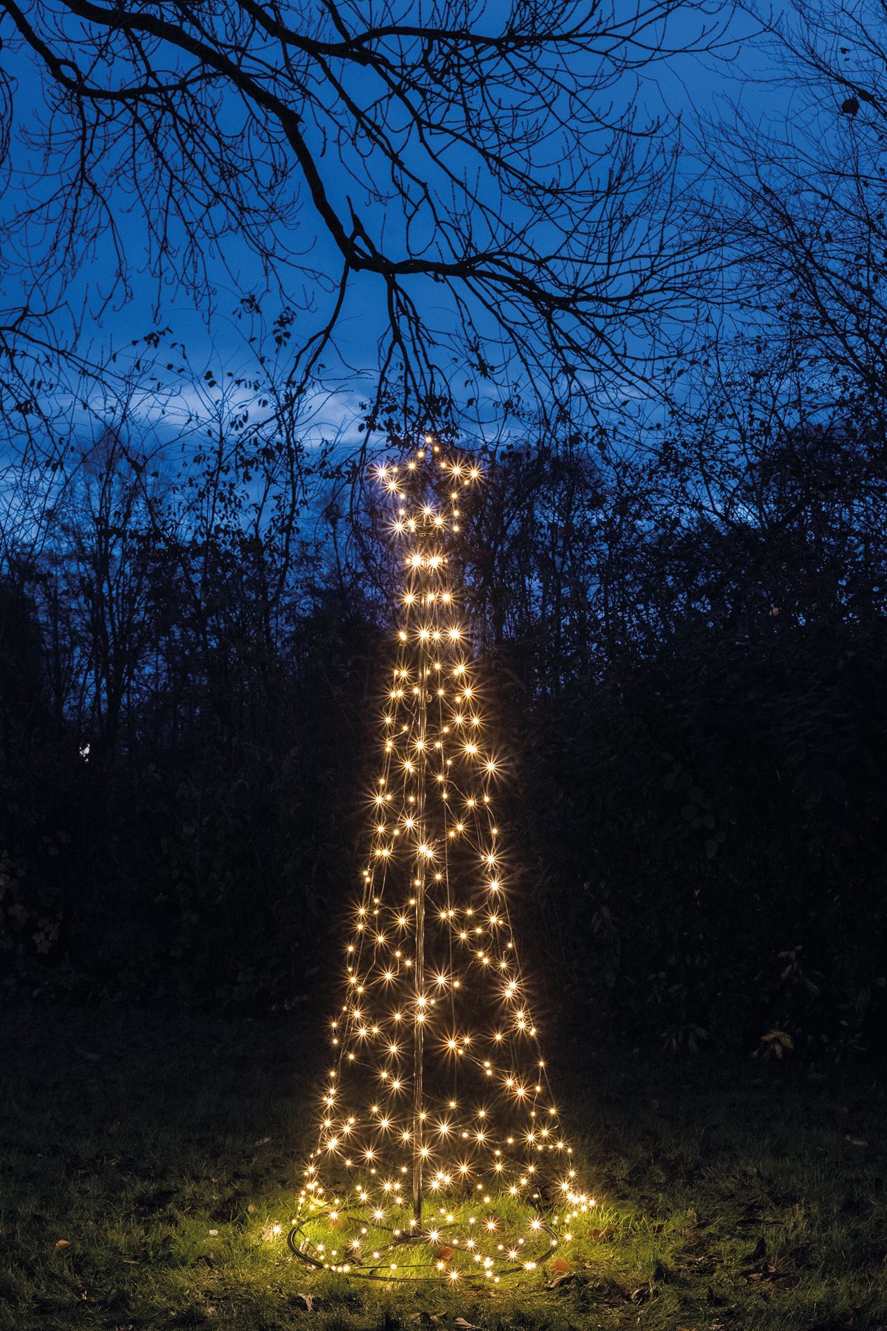 Anna's Collection vlaggenmast kerstboom - H200 x B70 cm - 236 extra warm witte ledlampjes - met timer