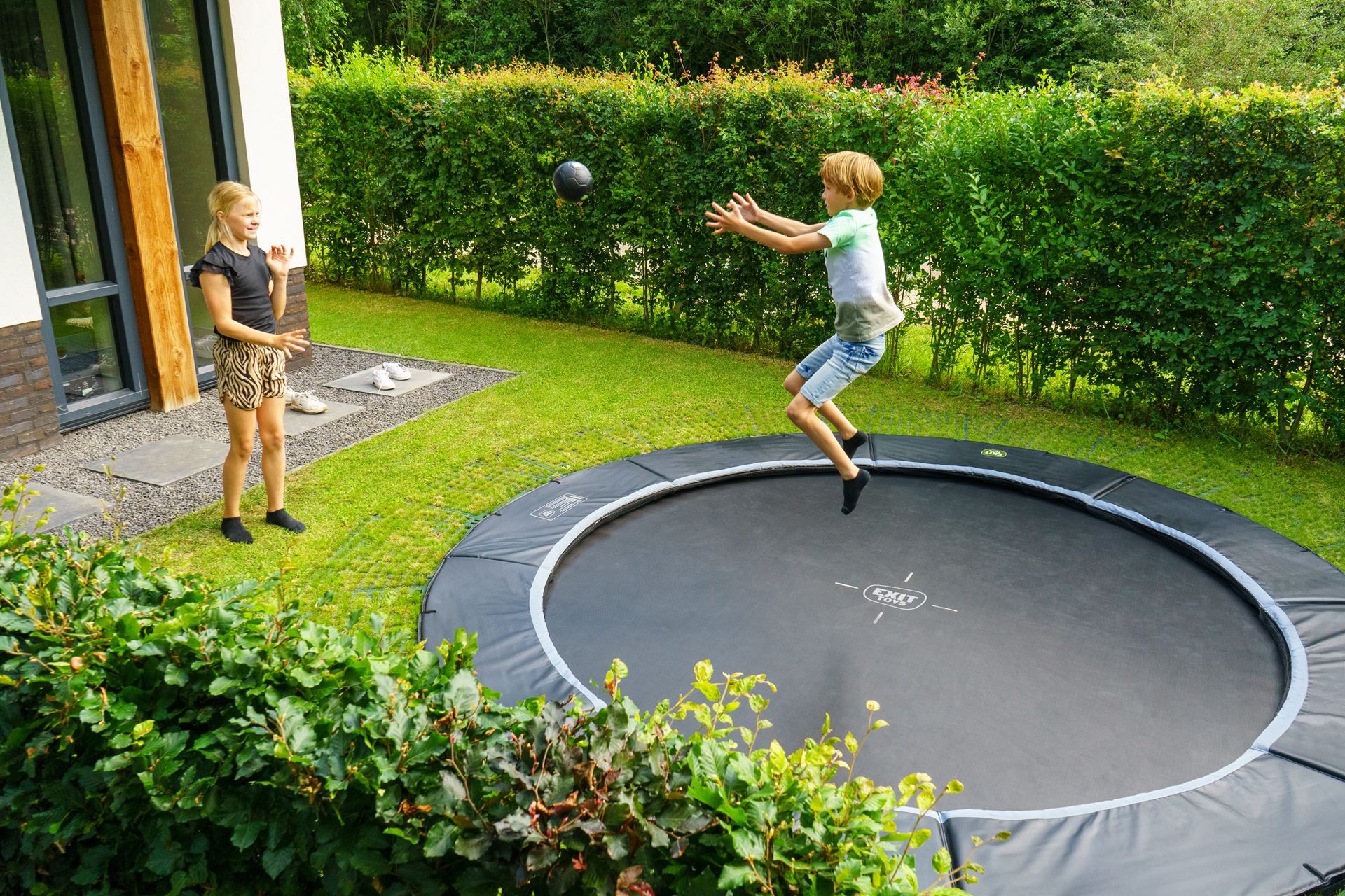 EXIT-Dynamic-groundlevel-trampoline-305cm-met-Freezone-veiligheidstegels-zwart