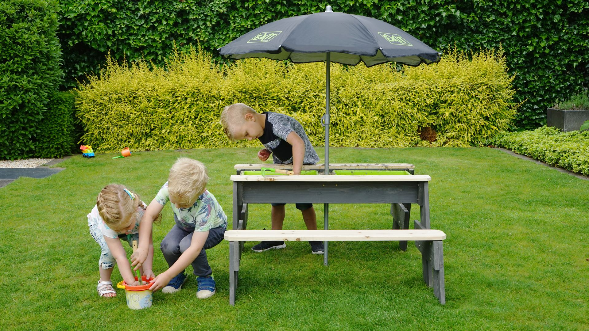EXIT-Aksent-zand-water-en-picknicktafel-2-bankjes-met-parasol-en-tuingereedschap