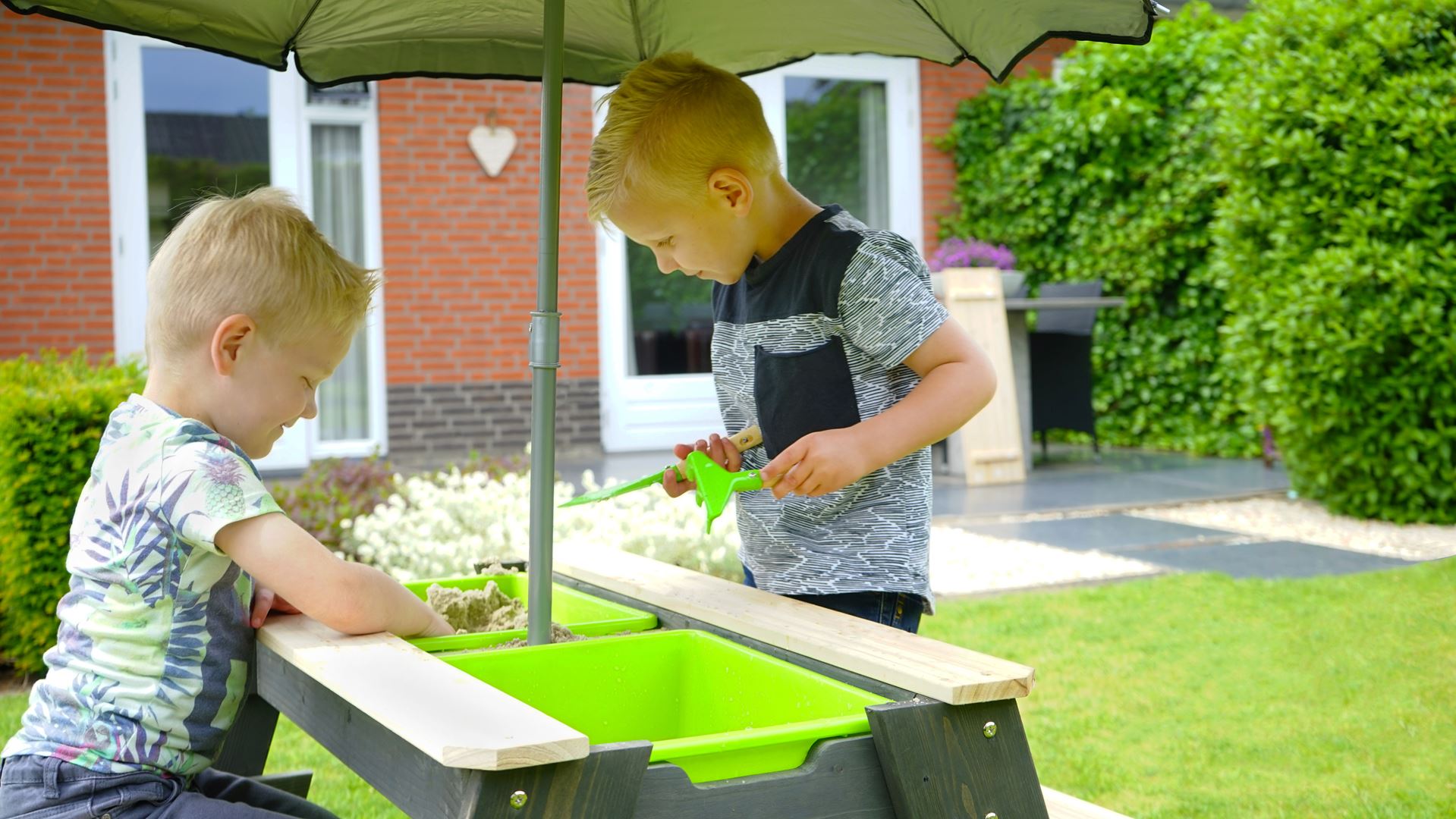 EXIT-Aksent-zand-water-en-picknicktafel-2-bankjes-met-parasol-en-tuingereedschap