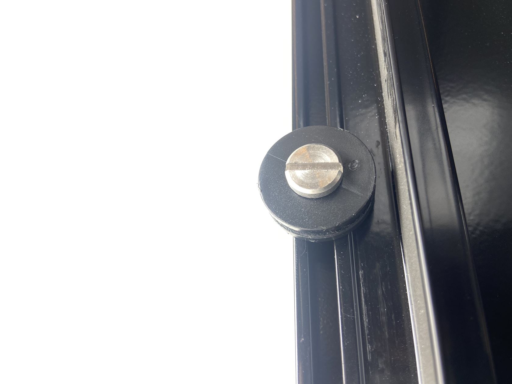 ACD-Deurbeslagzakje-4-wieltjes-boutjes-aluminium-plaatje-deurstopper-
