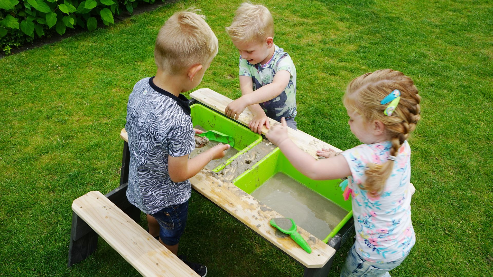 EXIT-Aksent-zand-water-en-picknicktafel-2-bankjes-