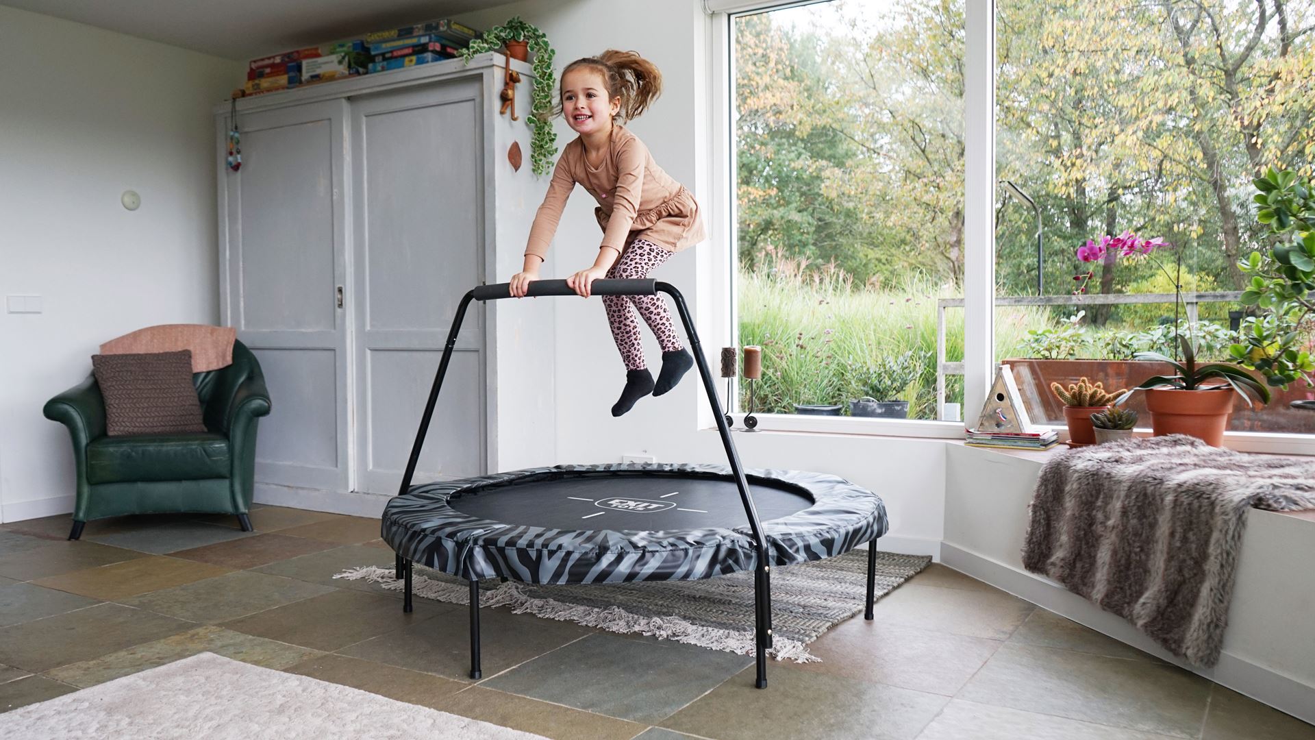 EXIT-Tiggy-junior-trampoline-met-beugel-140cm-zwart-grijs