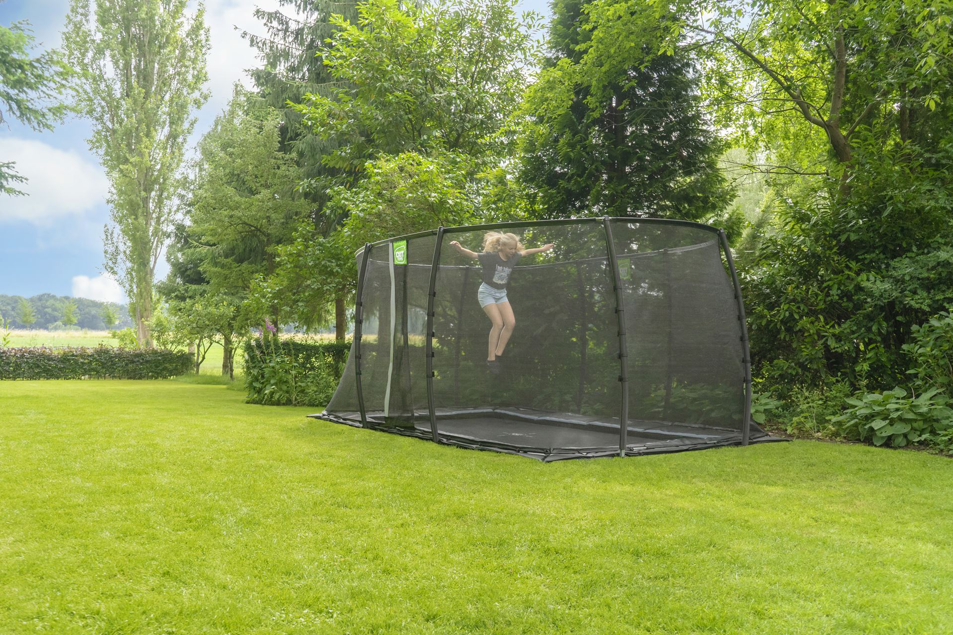 EXIT-Dynamic-groundlevel-trampoline-275x458cm-met-veiligheidsnet-zwart