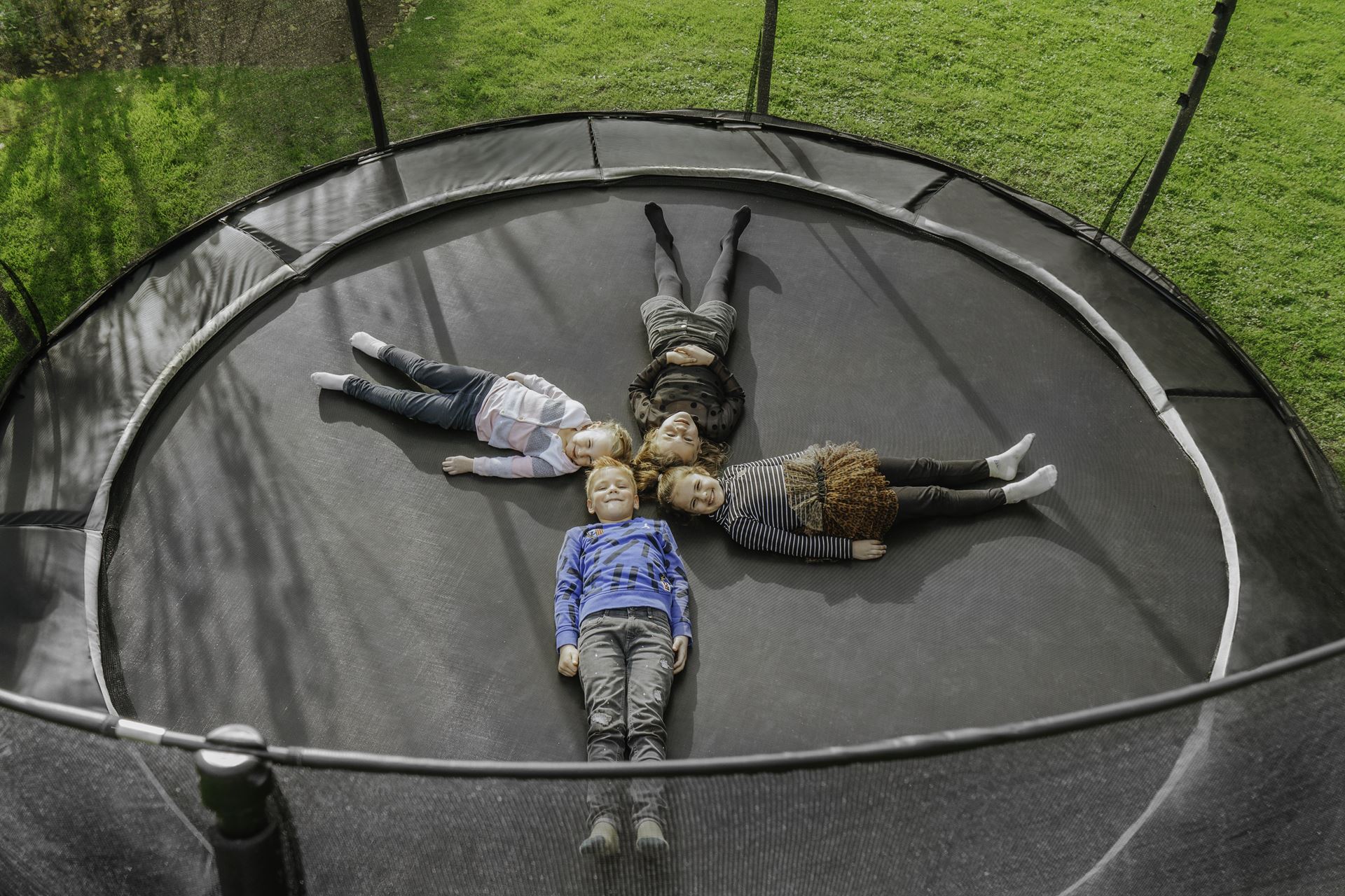 EXIT-Dynamic-groundlevel-trampoline-427cm-met-veiligheidsnet-zwart