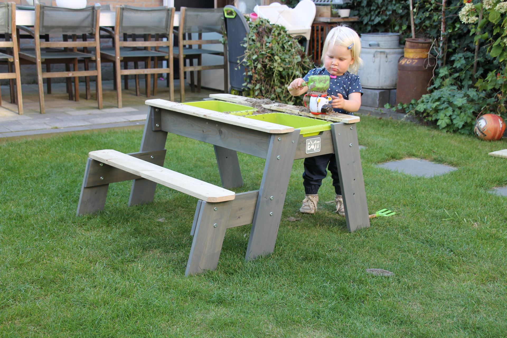 EXIT-Aksent-zand-water-en-picknicktafel-1-bankje-