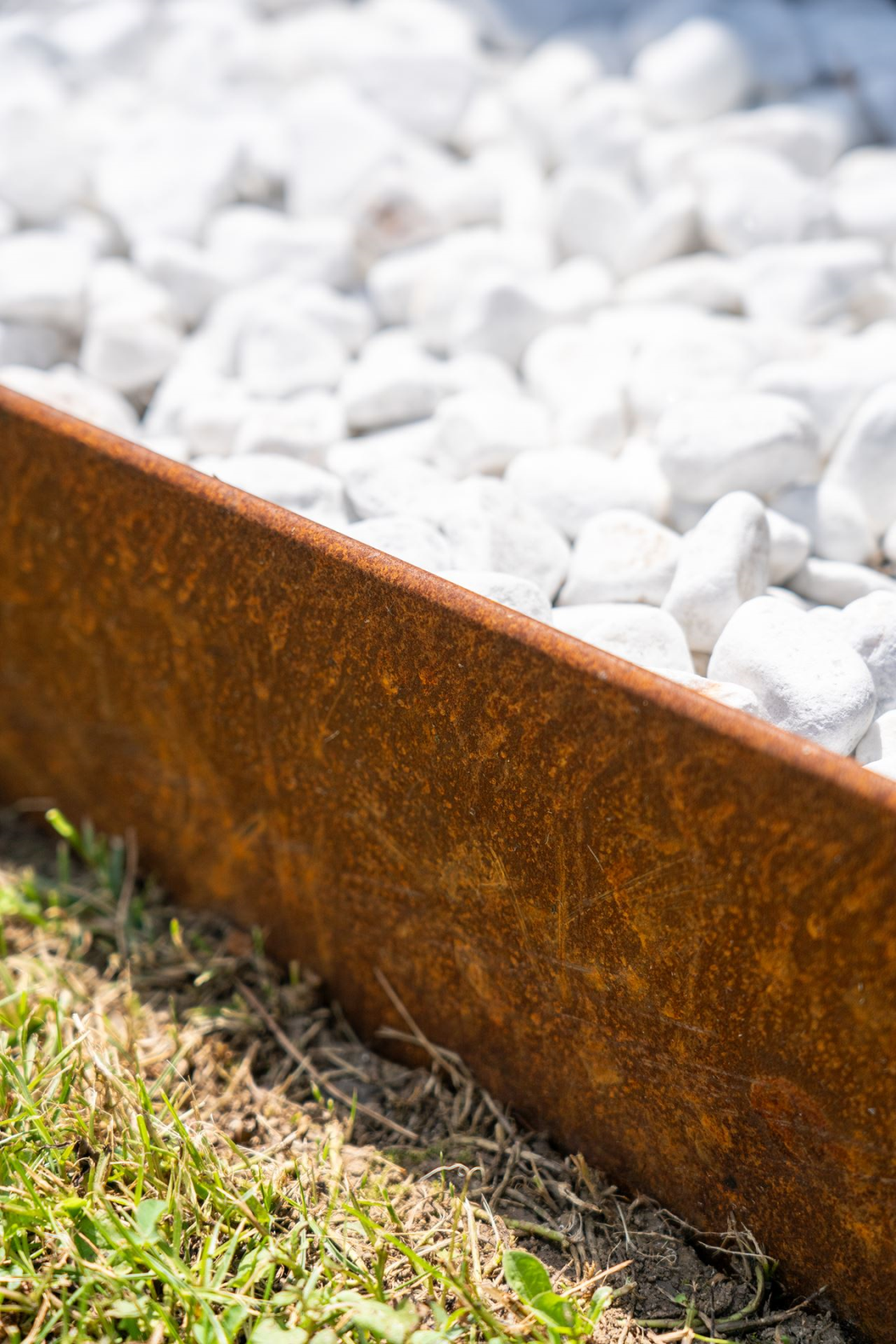 Famiflora démarcation en acier corten - avec sommet arrondi - H : 16cm x L : 100cm - 1.2mm d'épaisseur - y compris les piquets de terre - Qualité européenne !