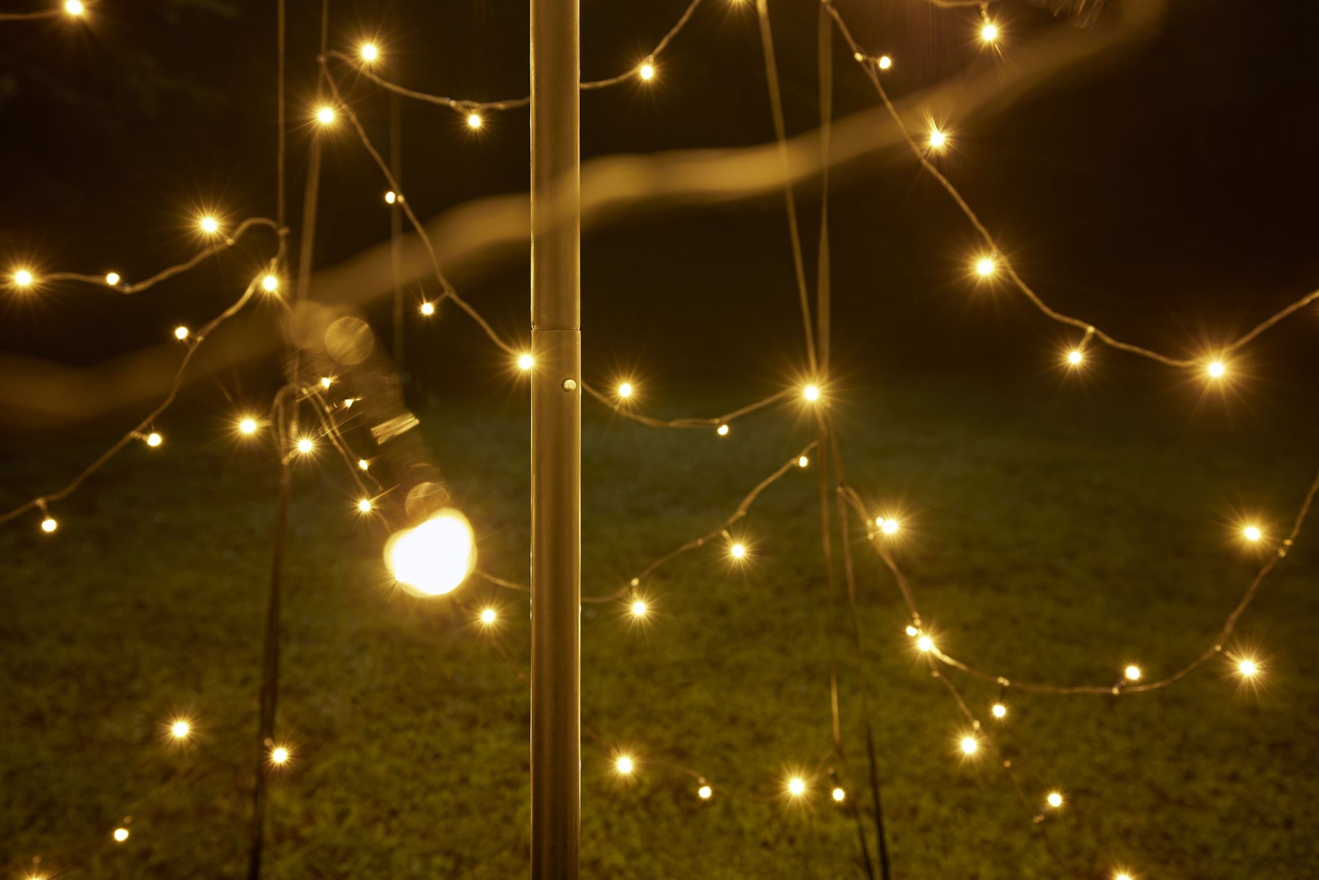 Fairybell-kerstverlichting-kerstboom-buiten-met-vlaggenmast-200cm-hoog-300-LED-lampjes-in-warmwitte-