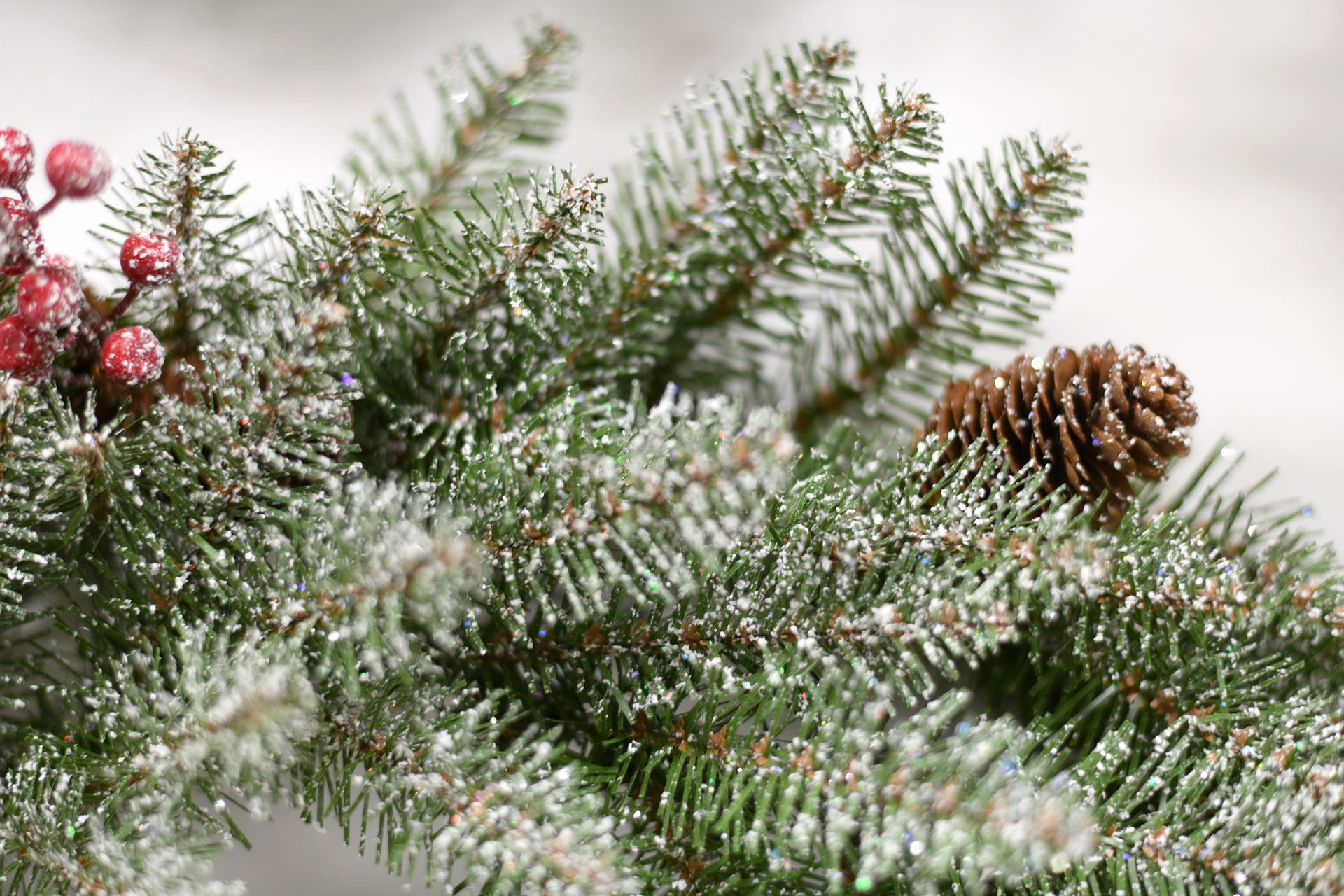 Dunhill-Fir-Garland-w-snow-berries-cones-l274cm