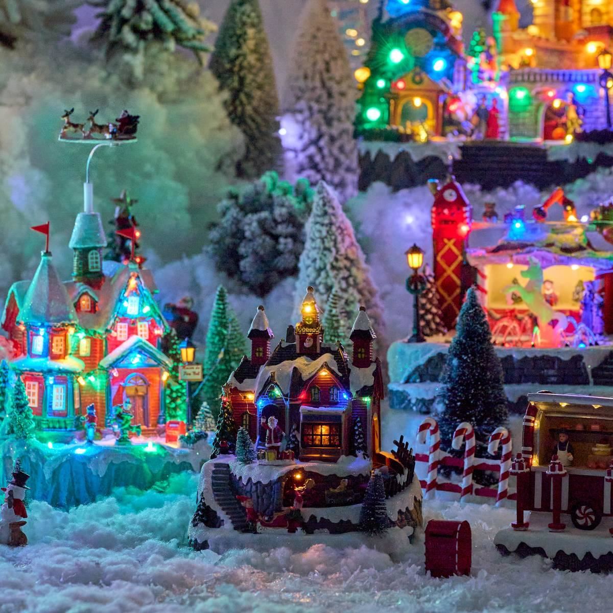 Kerstdorp-Kerstman-huis-met-trein