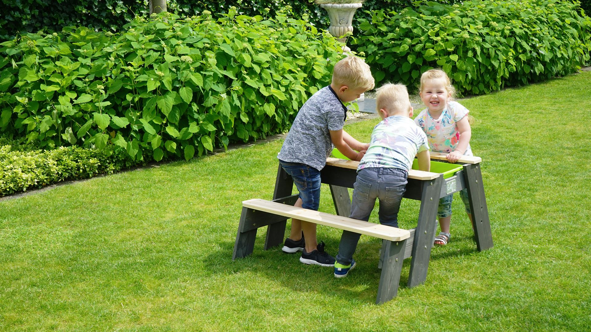 EXIT-Aksent-zand-water-en-picknicktafel-1-bankje-