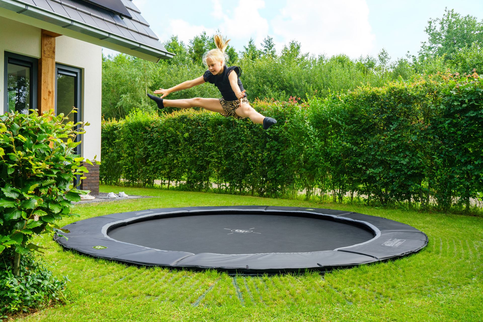 EXIT-Dynamic-groundlevel-trampoline-305cm-met-Freezone-veiligheidstegels-zwart