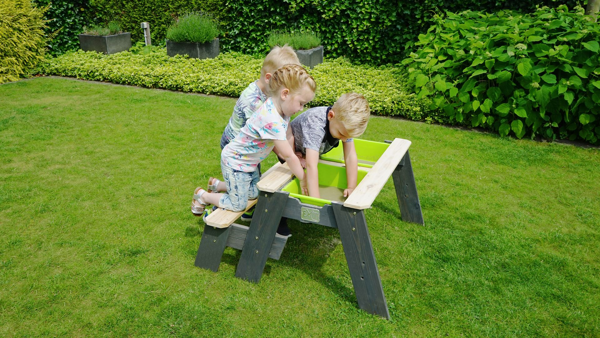 EXIT-Aksent-zand-water-en-picknicktafel-1-bankje-