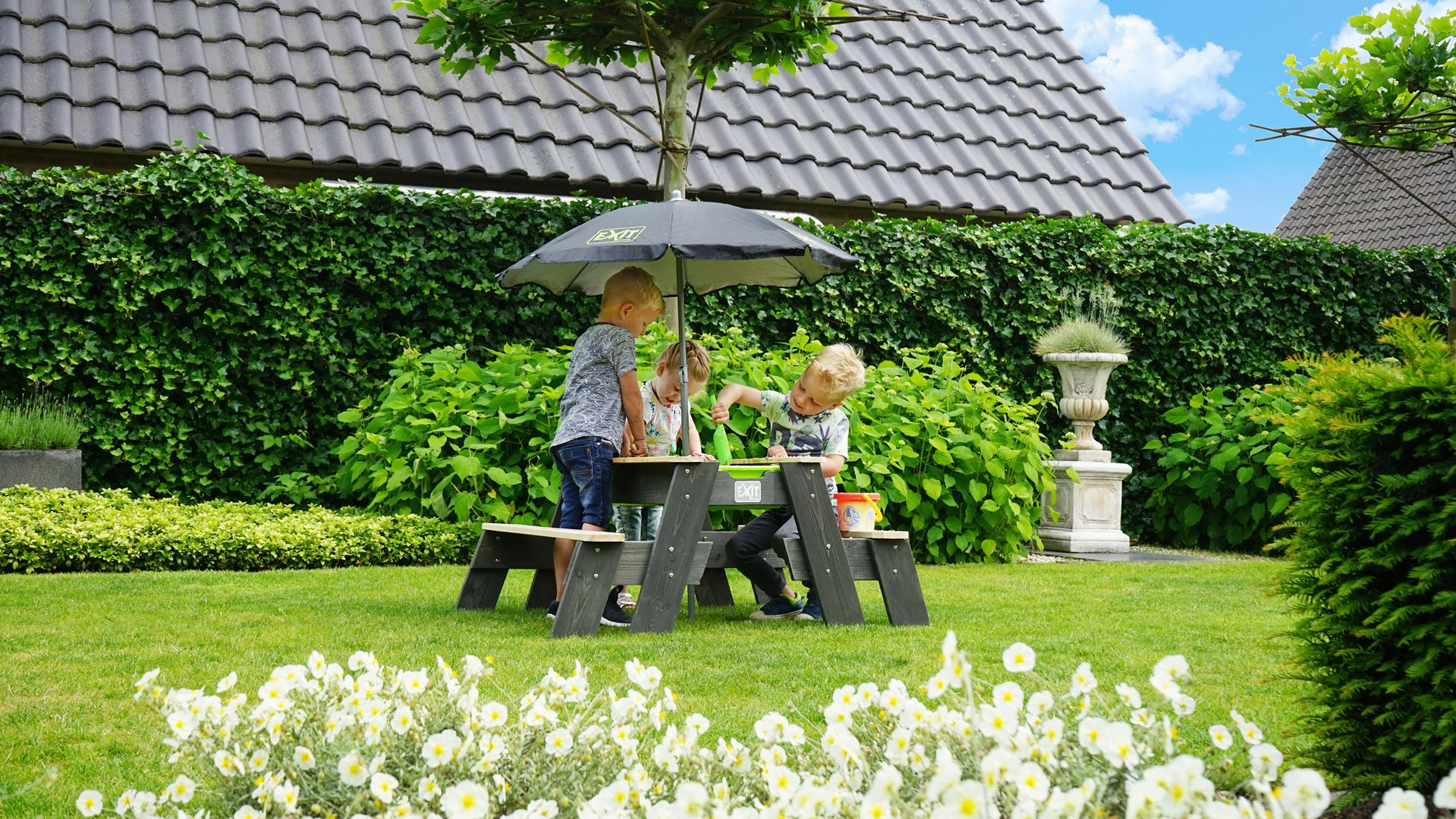 EXIT-Aksent-zand-water-en-picknicktafel-2-bankjes-met-parasol-en-tuingereedschap