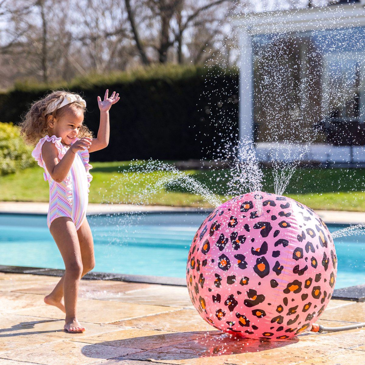 Swim Essentials inflatable beach ball with water sprayer Leopard print - rose gold - Ø57cm