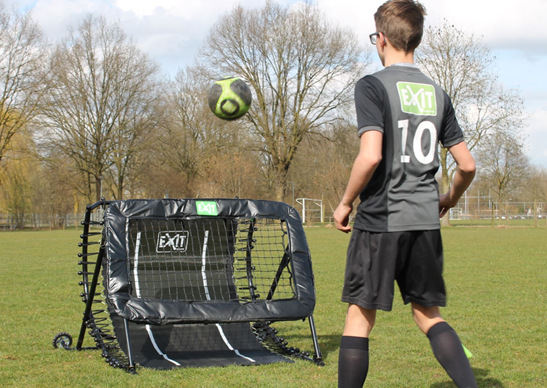 EXIT-Kickback-voetbal-rebounder-124x90cm